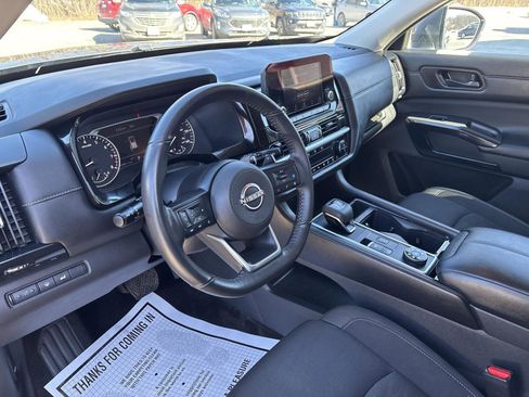 Used 2025 Nissan Pathfinder SV image 14