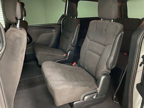 Used 2016 Dodge Grand Caravan SXT w/ UConnect Hands-Free Group image 11