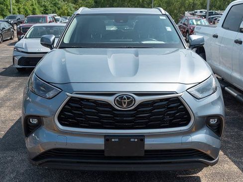 Used 2023 Toyota Highlander XLE AWD/4WD image 3