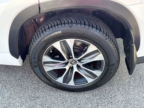 Used 2022 Toyota Highlander XLE AWD/4WD image 42