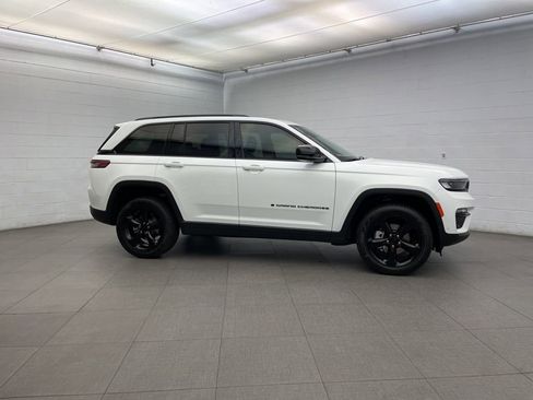New 2025 Jeep Grand Cherokee Limited w/ Luxury Tech Group II image 2