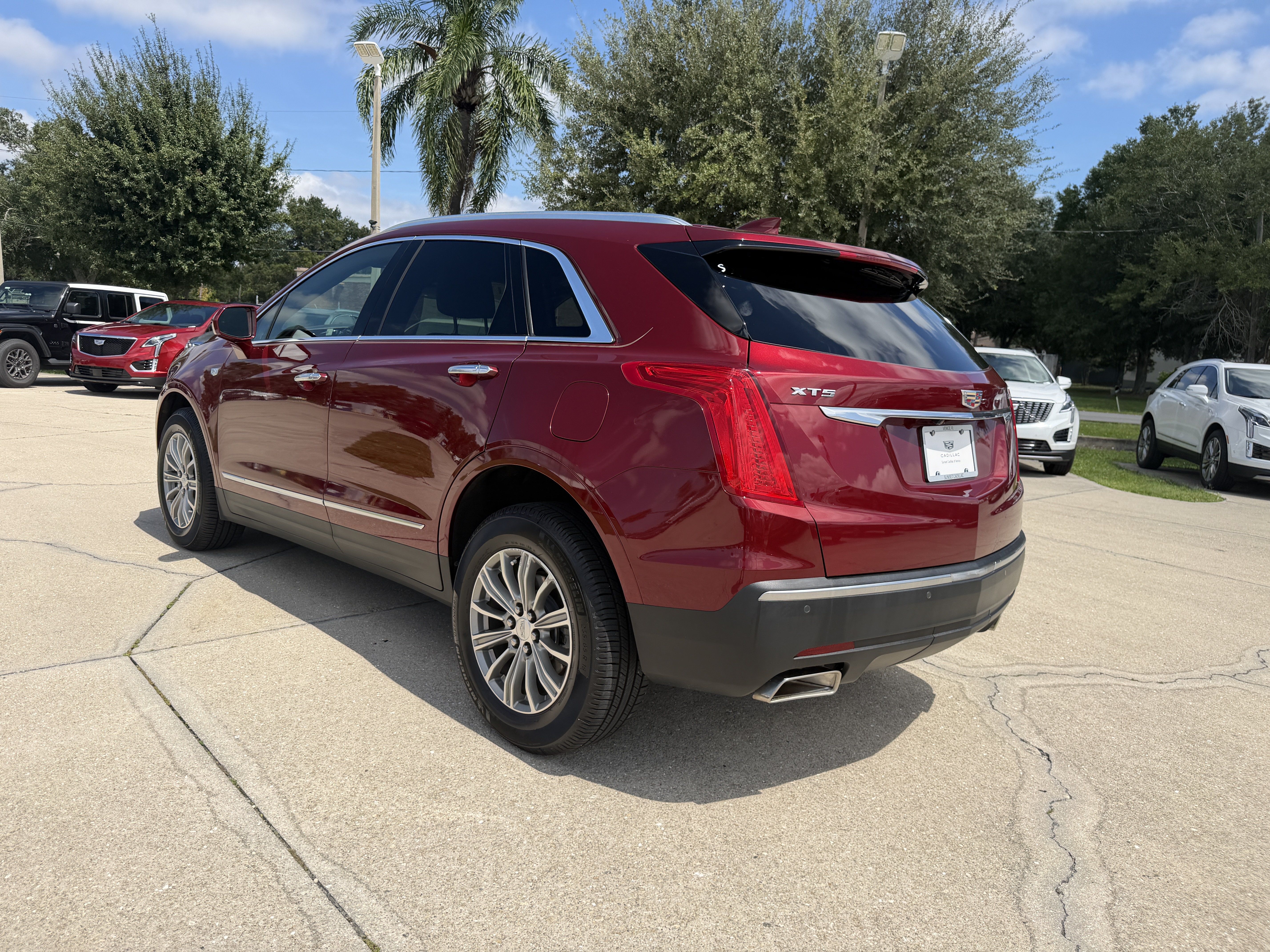 Used 2017 Cadillac XT5 Luxury w/ Driver Awareness Package FWD image 5