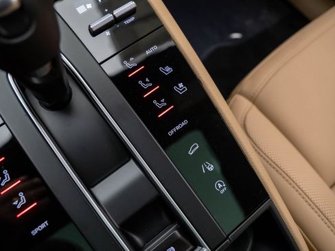 Certified 2026 Porsche Macan AWD/4WD image 22