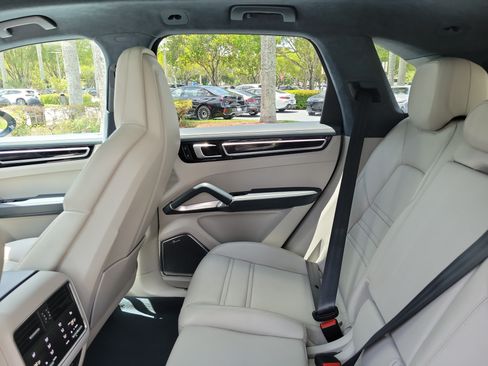 Used 2022 Porsche Cayenne Turbo AWD/4WD image 8