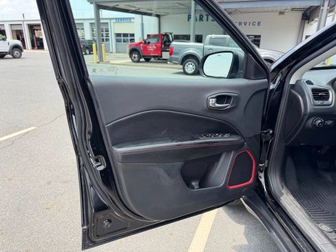 Used 2019 Jeep Compass Trailhawk w/ Cold Weather Group AWD/4WD image 12