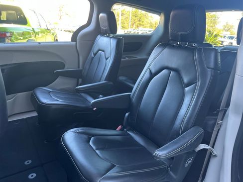 Used 2023 Chrysler Pacifica Touring-L FWD image 29