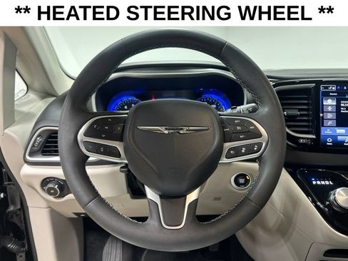 Certified 2024 Chrysler Pacifica Touring-L FWD image 13