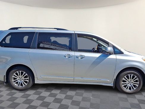 Used 2019 Toyota Sienna XLE w/ XLE Navigation Package FWD image 9