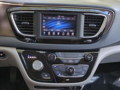 Used 2020 Chrysler Voyager Lxi FWD image 28