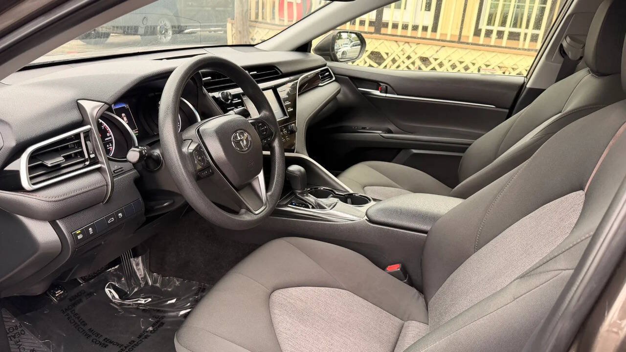 Used 2018 Toyota Camry LE w/ Moonroof Package FWD image 11