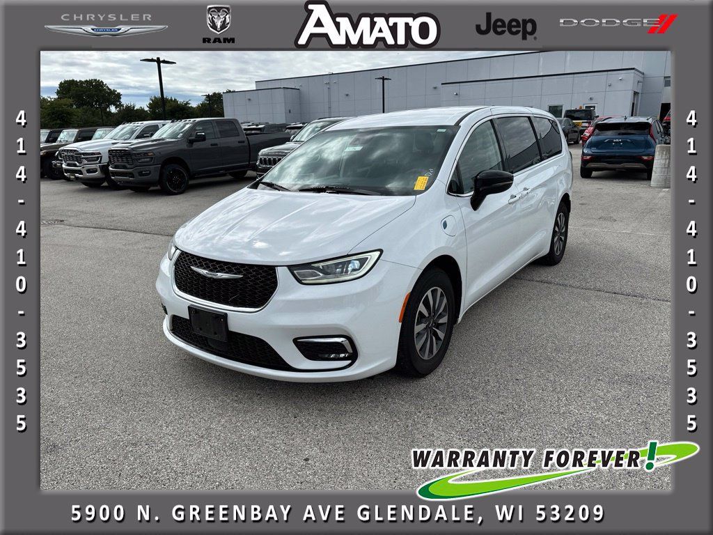 Used 2024 Chrysler Pacifica Limited FWD image 1