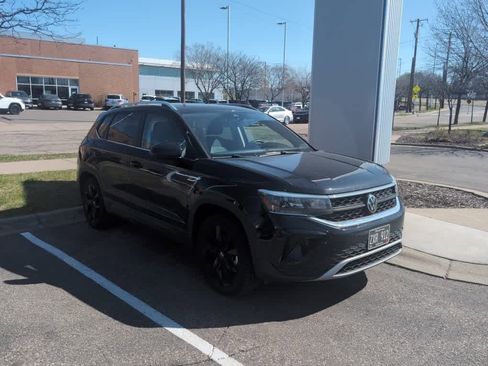 Used 2023 Volkswagen Taos SE w/ Panoramic Sunroof Package image 5