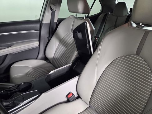 Used 2020 Toyota Camry SE w/ Convenience Package FWD image 21
