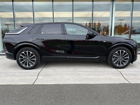 Used 2025 Cadillac Lyriq Sport image 6