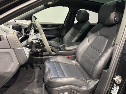 Used 2025 Porsche Cayenne GTS AWD/4WD image 13