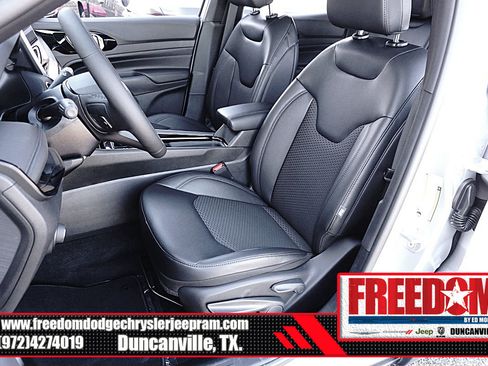 New 2026 Jeep Compass Latitude image 14