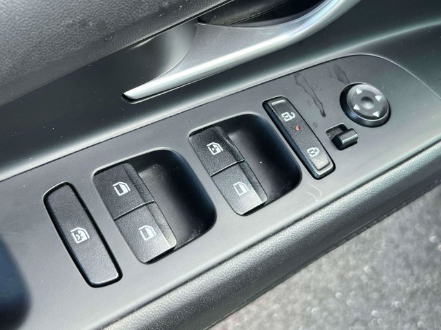 Certified 2024 Hyundai Elantra SEL FWD image 15