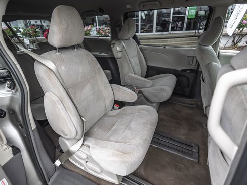 Used 2017 Toyota Sienna LE FWD image 30
