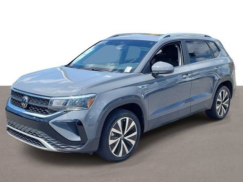 Used 2023 Volkswagen Taos SE w/ Panoramic Sunroof Package FWD image 2