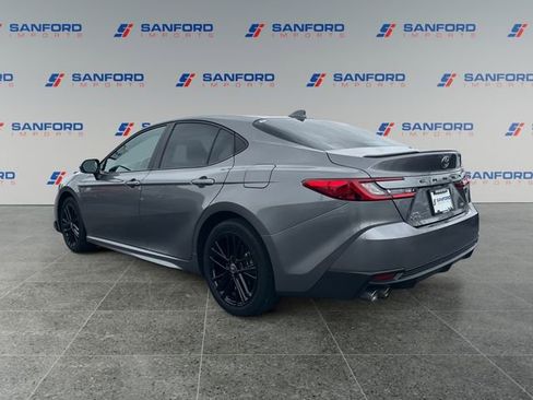 Used 2025 Toyota Camry SE image 3