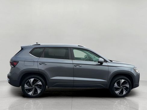Used 2025 Volkswagen Taos SE AWD/4WD image 8