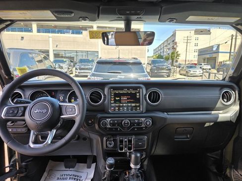 Used 2023 Jeep Wrangler Unlimited Sahara w/ Cold Weather Group AWD/4WD image 5