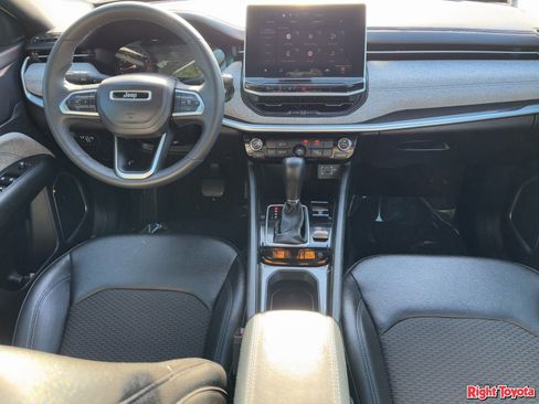 Used 2024 Jeep Compass Latitude image 11