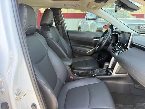 Used 2022 Toyota Corolla Cross XLE w/ Convenience Package FWD image 31