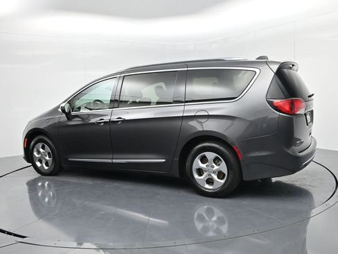 Used 2017 Chrysler Pacifica Platinum image 5