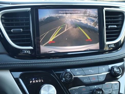 Used 2024 Chrysler Pacifica Select image 18