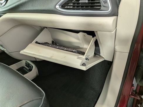 Used 2019 Chrysler Pacifica Limited image 35