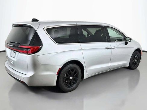 Used 2024 Chrysler Pacifica Touring-L FWD image 12