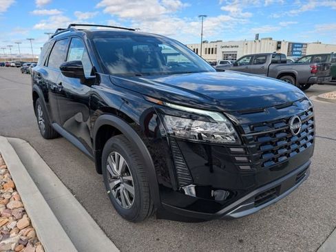 New 2026 Nissan Pathfinder SL image 3