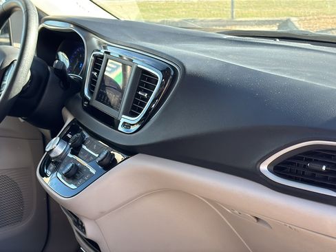 Certified 2020 Chrysler Pacifica Touring w/ Tire & Wheel Group image 25