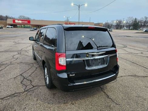 Used 2014 Chrysler Town & Country Touring-L w/ Driver Convenience Group image 6