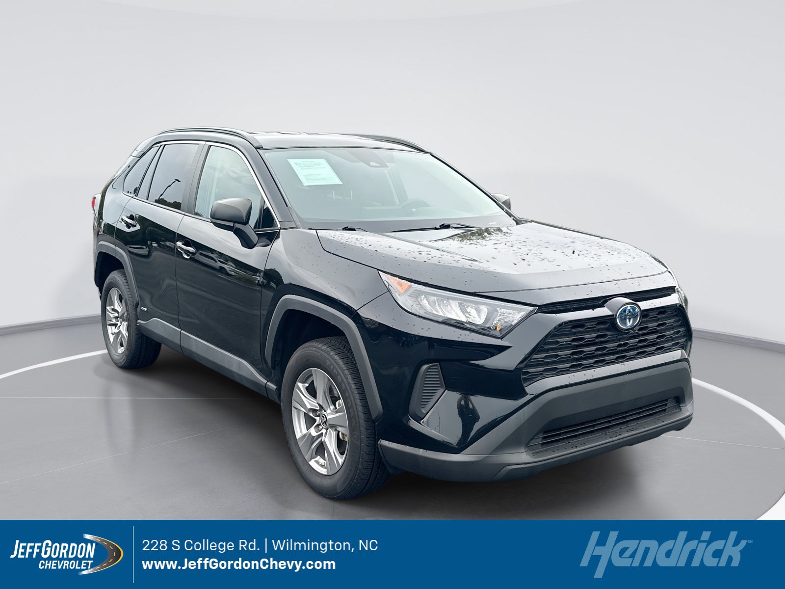 Used 2022 Toyota RAV4 LE AWD/4WD image 1