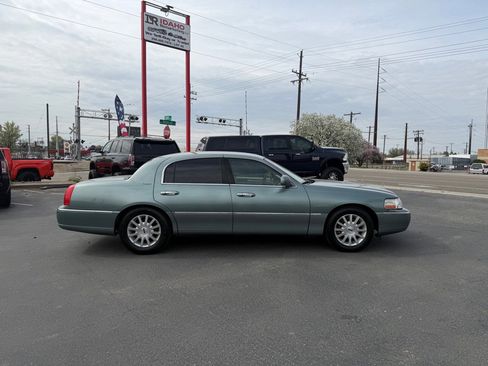 Used 2006 Lincoln Town Car Signature image 6