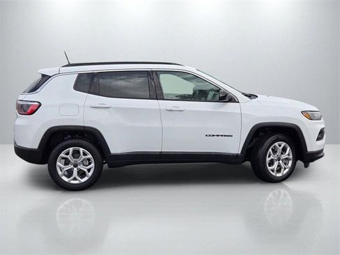 Used 2025 Jeep Compass Latitude image 3