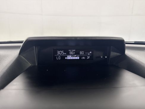 Used 2020 Subaru Crosstrek 2.0i AWD/4WD image 17