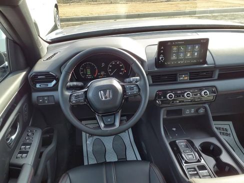 Used 2025 Honda Pilot TrailSport image 12