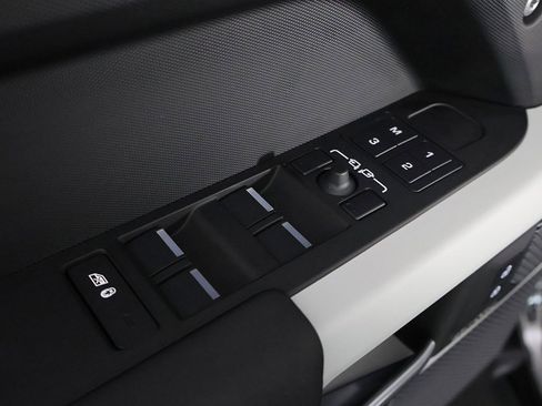 Used 2024 Land Rover Defender 110 SE image 35