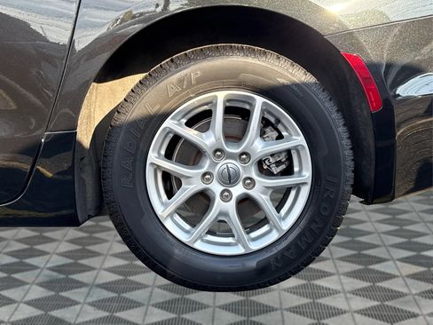 Used 2023 Chrysler Pacifica Touring-L FWD image 23