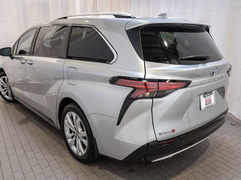 Certified 2024 Toyota Sienna Platinum image 3