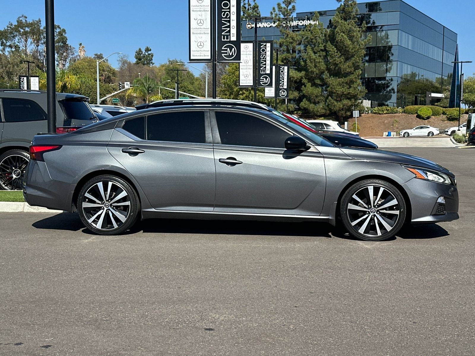 Used 2019 Nissan Altima 2.5 SR FWD image 2