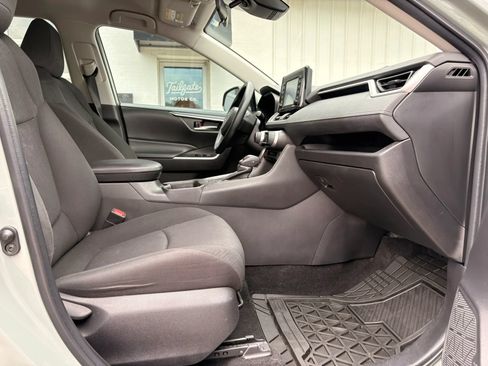 Used 2022 Toyota RAV4 XLE AWD/4WD image 12