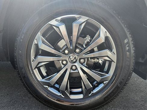 Used 2022 Toyota RAV4 XLE Premium image 9