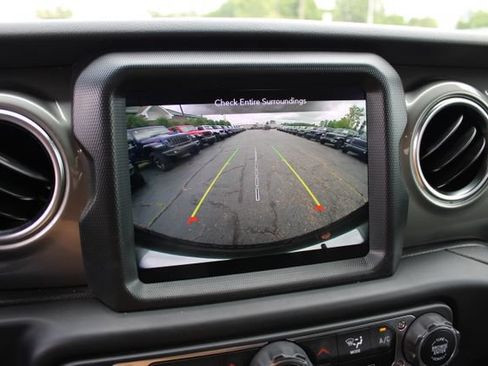 Used 2022 Jeep Wrangler Unlimited Sahara AWD/4WD image 21