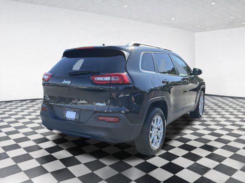 Used 2016 Jeep Cherokee Latitude w/ Cold Weather Group AWD/4WD image 4