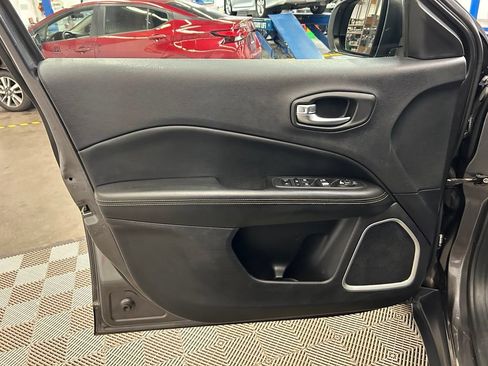 Used 2018 Jeep Compass Latitude w/ Cold Weather Group AWD/4WD image 23