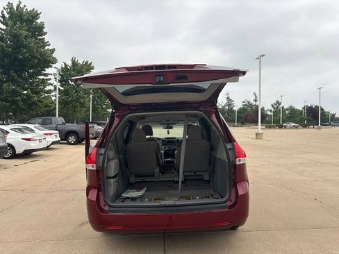 Used 2012 Toyota Sienna LE FWD image 21